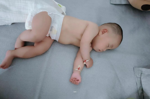 河间宝宝胳膊上起红疙瘩